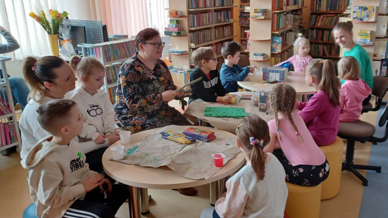 Zdjęcie kolorowe, Biblioludki na spotkaniu w Bibliotece, na którym tematem były tulipany