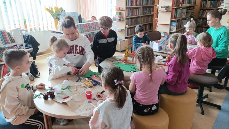 Zdjęcie kolorowe, Biblioludki na spotkaniu w Bibliotece, na którym tematem były tulipany