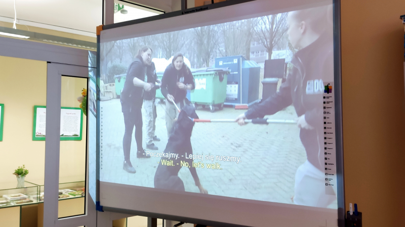 Zdjęcie kolorowe, uczestnicy seansu filmowego w ramach festiwalu objazdowego Watch Docs