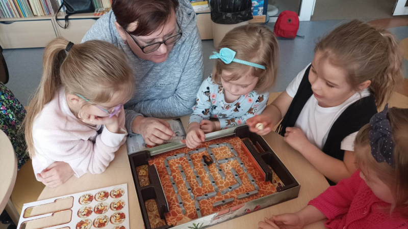 Zdjęcie kolorowe, spotkanie Biblioludków w bibliotece