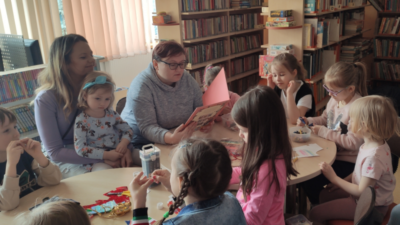 Zdjęcie kolorowe, spotkanie Biblioludków w bibliotece