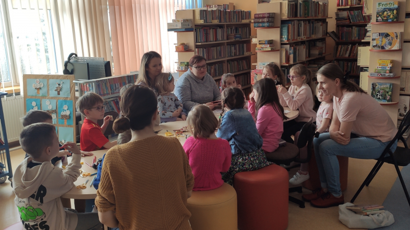 Zdjęcie kolorowe, spotkanie Biblioludków w bibliotece