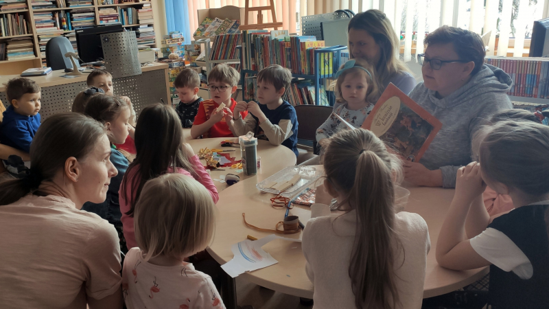 Zdjęcie kolorowe, spotkanie Biblioludków w bibliotece