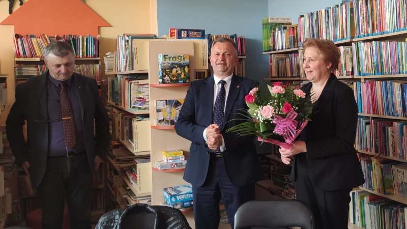 Zdjęcie kolorowe, uczestnicy spotkania w Bibliotece z okazji Dnia Bibliotekarza