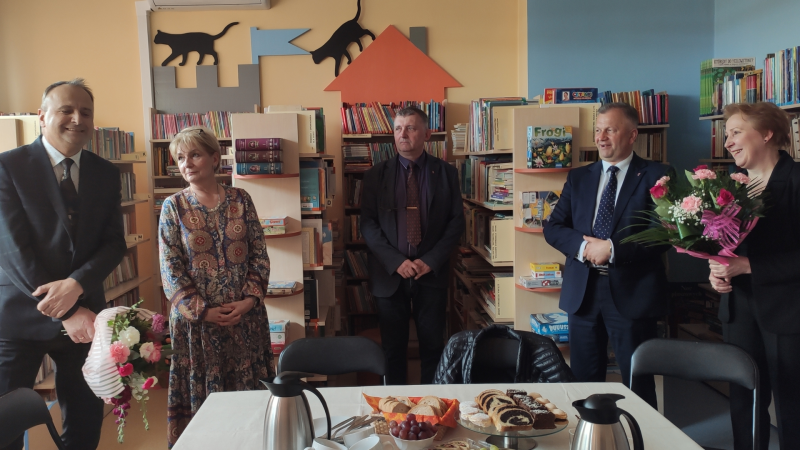 Zdjęcie kolorowe, uczestnicy spotkania w Bibliotece z okazji Dnia Bibliotekarza