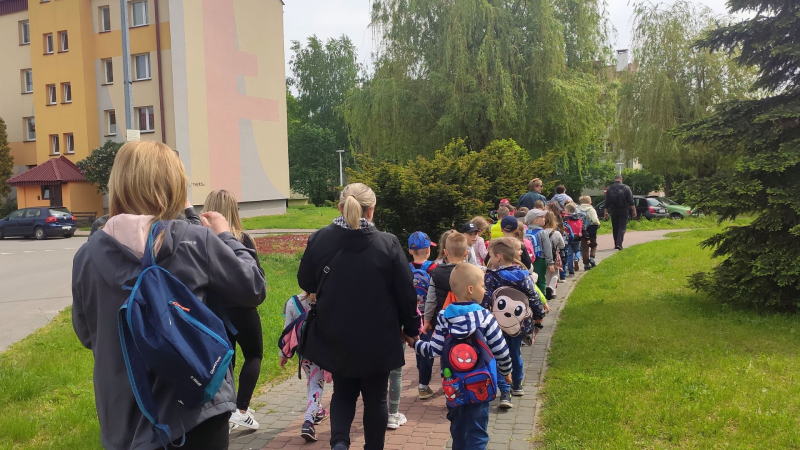 Zdjecie kolorowe, uczestnicy spaceru historycznego - przedszkolaki z Ruszczy