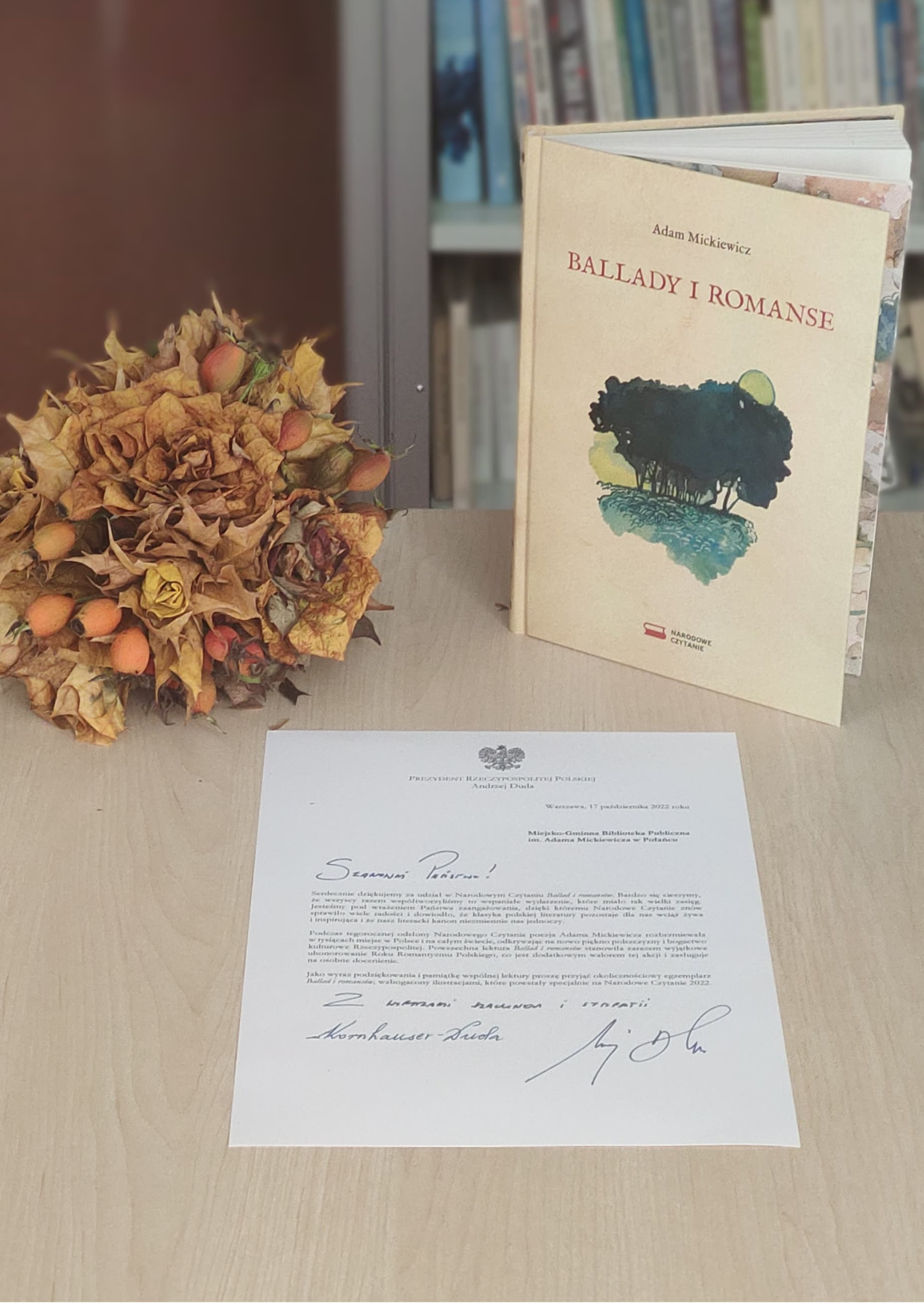 Zdjęcie kolorowe, książka Ballady i romanse A. Mickiewicza, wydanie pamiątkowe i list z podziękowaniami od PAry Prezydenckiej RP